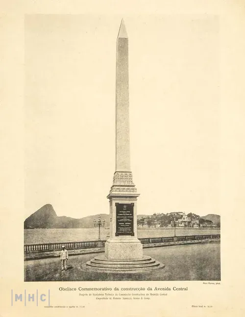 imagem: Obelisco comemorativo da construção da Avenida Central